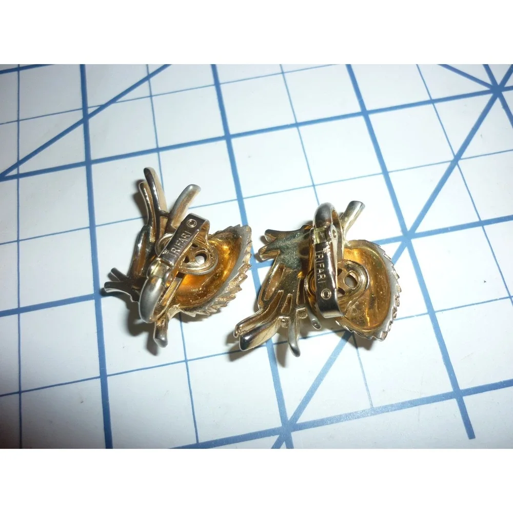 Vintage Crown Trifari Gold Tone Pinecone‎ Clip On Earrings Botanical Textured